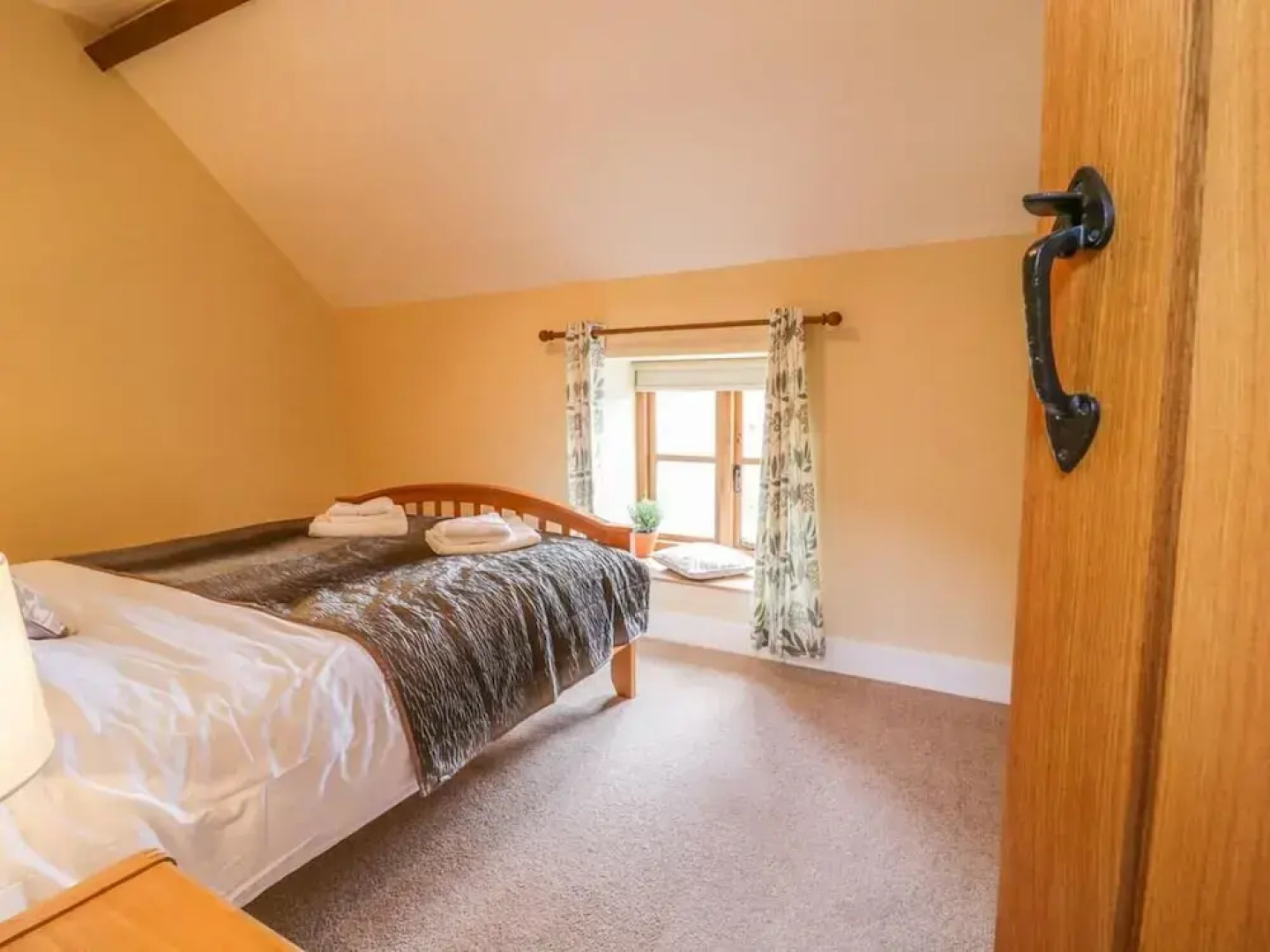 Cosy Barn - Sleeps 8, Hot Tub & Countryside Views
