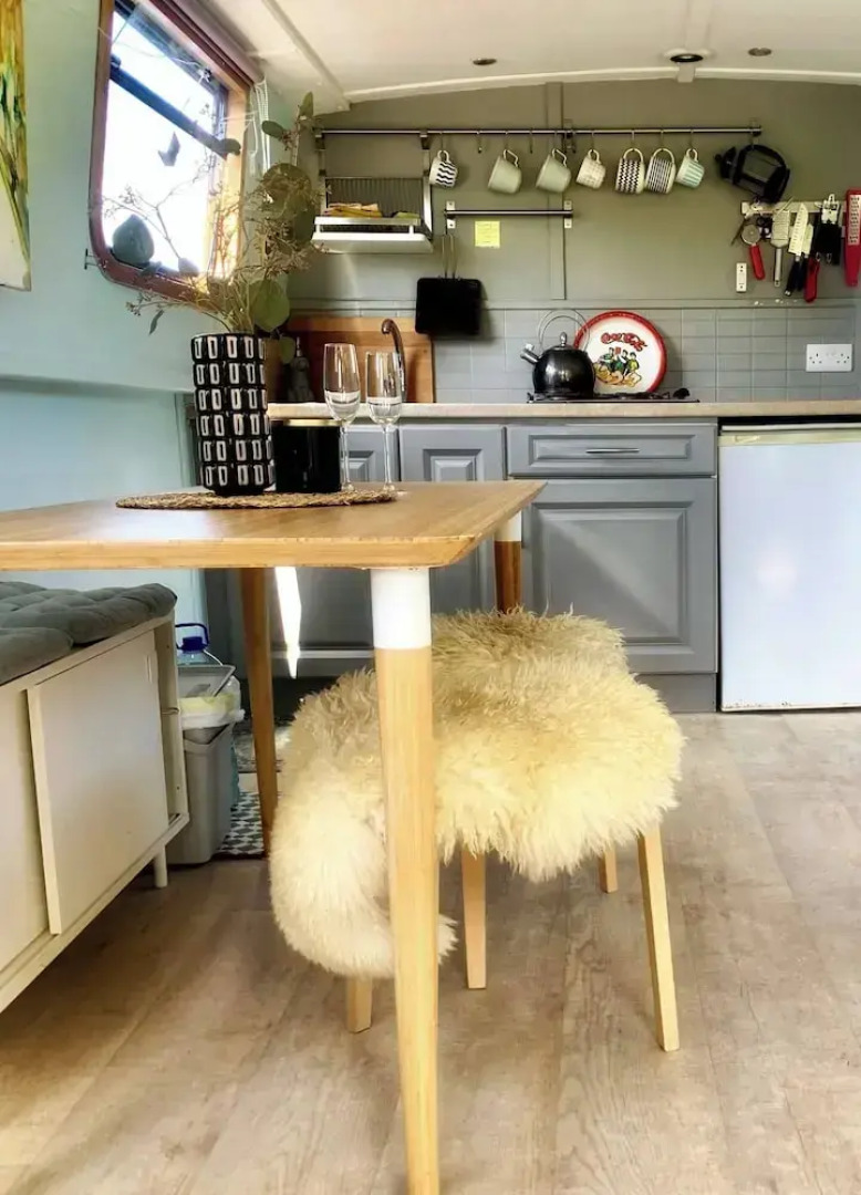 5 Star Stunning Houseboat, no Experience Required! Enjoy the Most Romantic Trip!