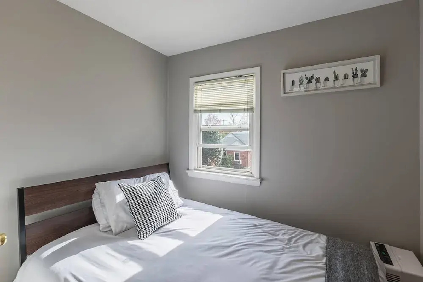 Gorgeous House with Pool Table 1 block to metro