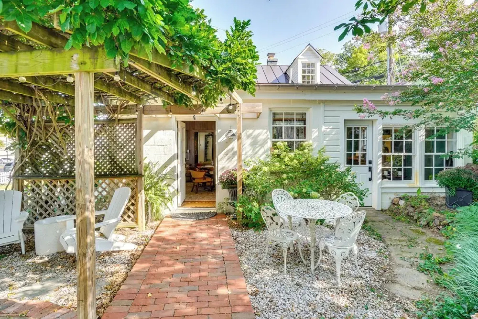 Cottage w/ Furnished Patio & Garden: Dtwn Leesburg