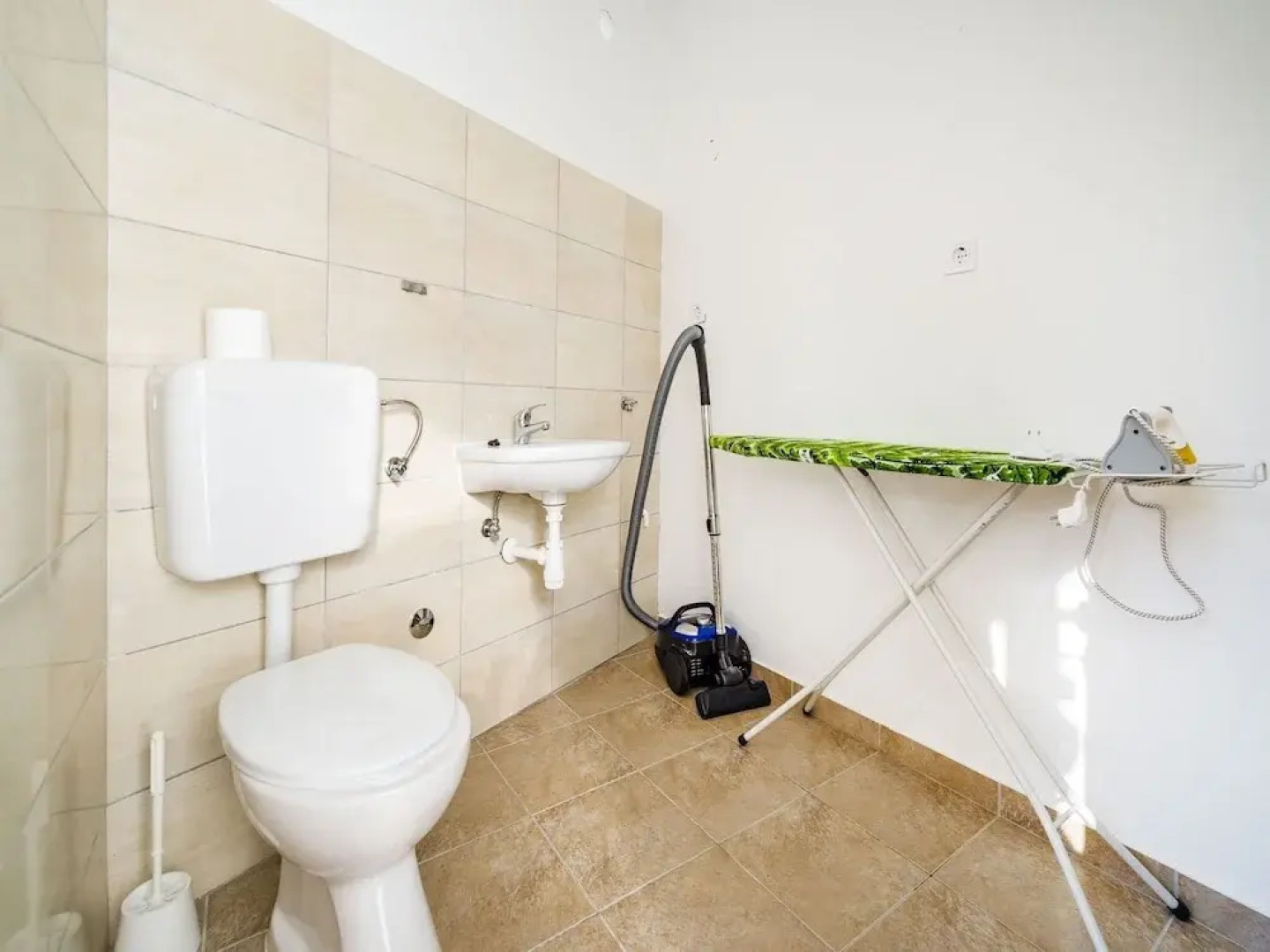 Charming Detached House With Beautiful Private Garden, 300m From the sea