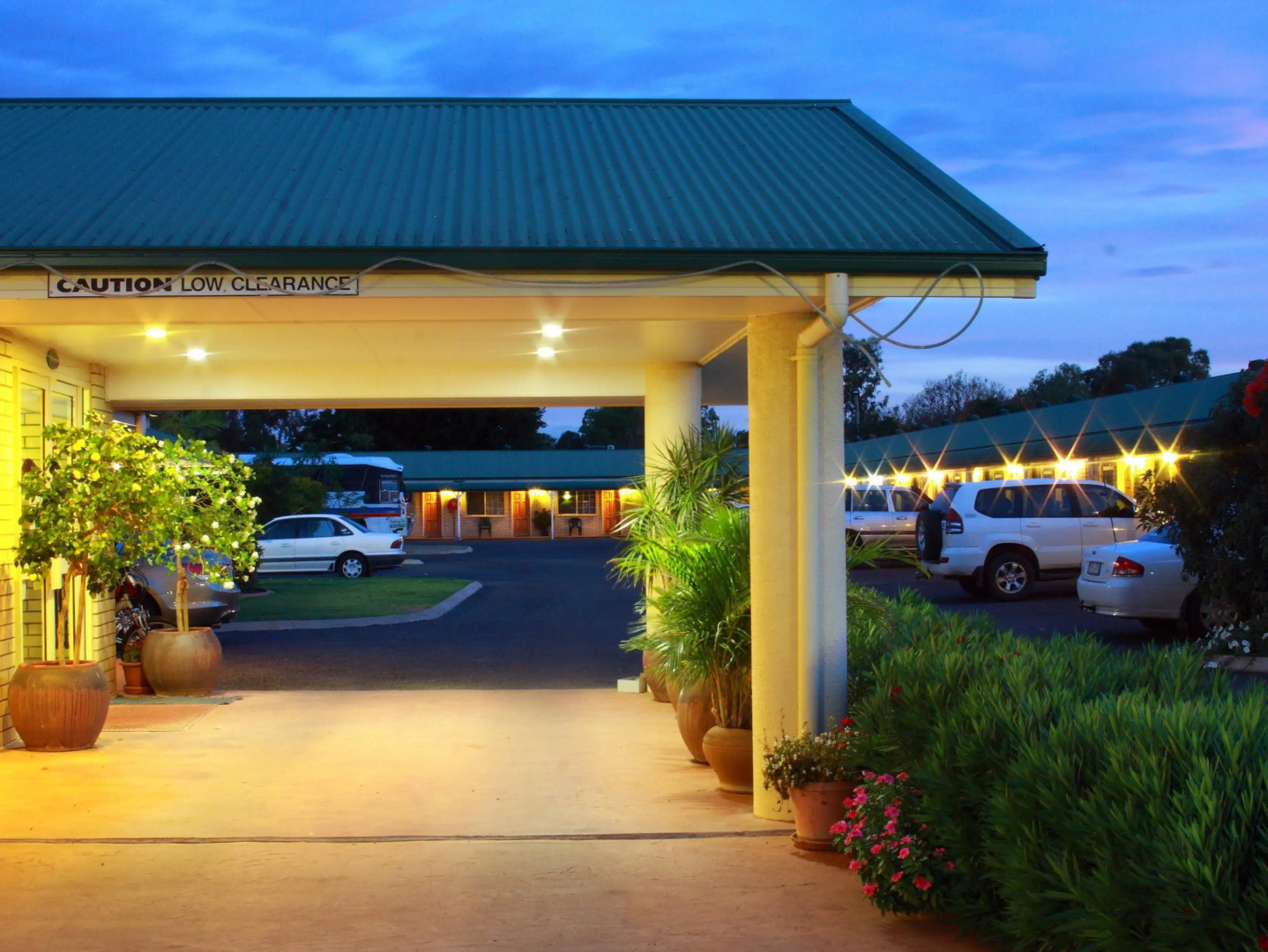Riverland Motor Inn & River's Restaurant