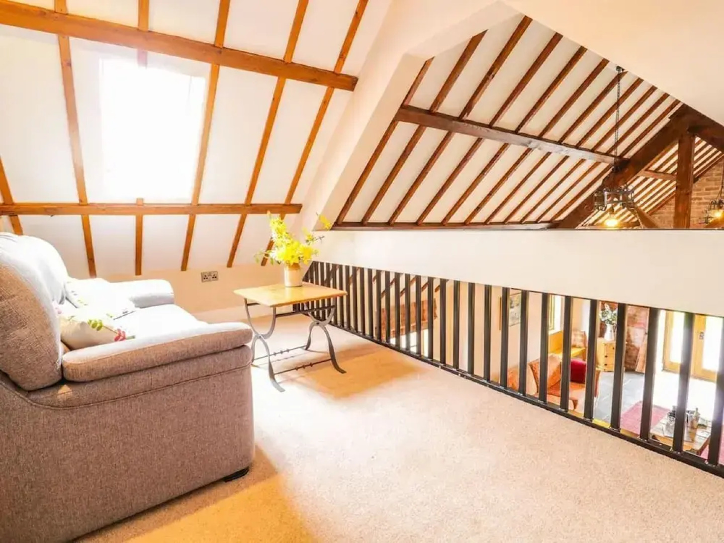 Cosy Barn - Sleeps 8, Hot Tub & Countryside Views