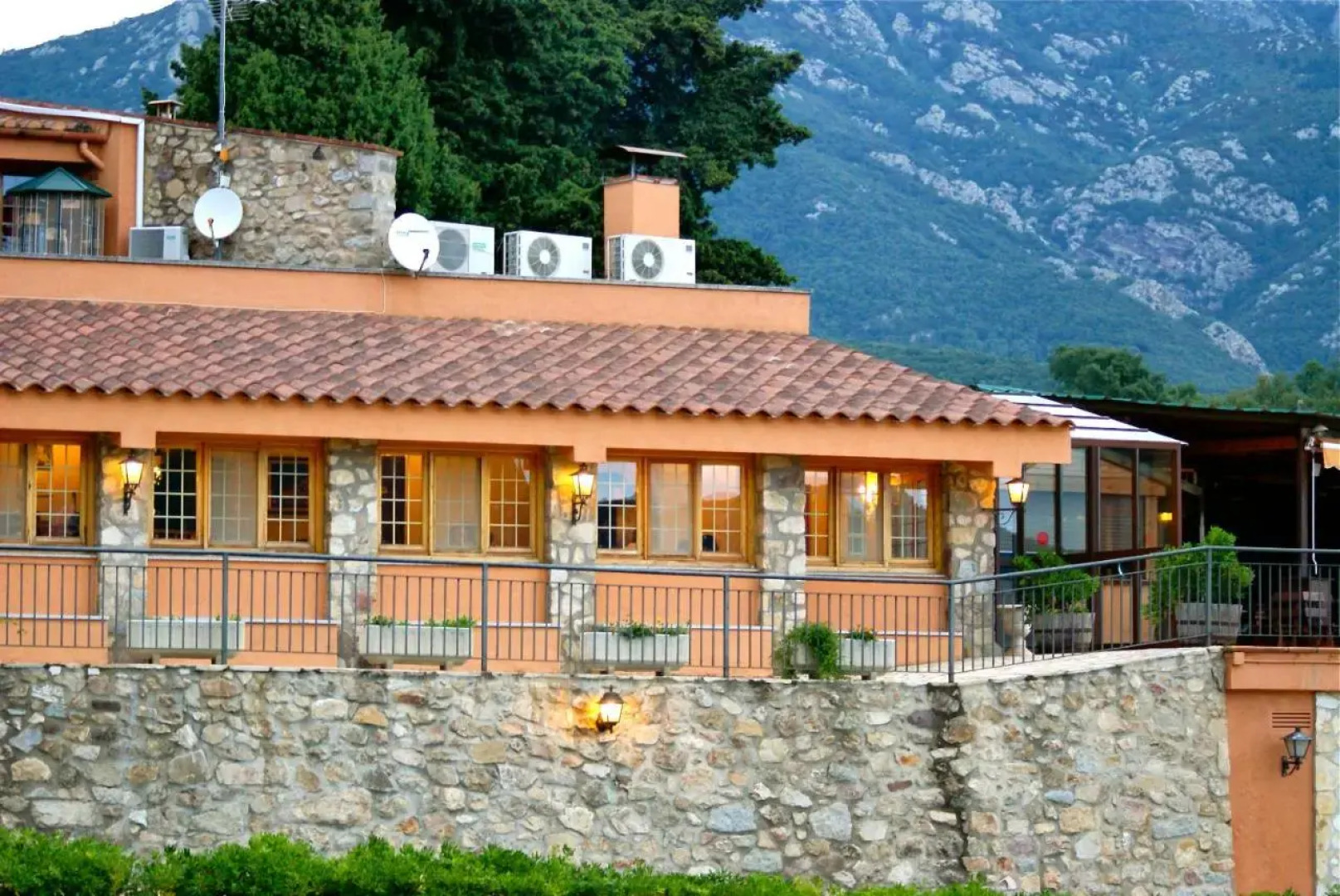 Restaurante y Alojamiento Can Mach