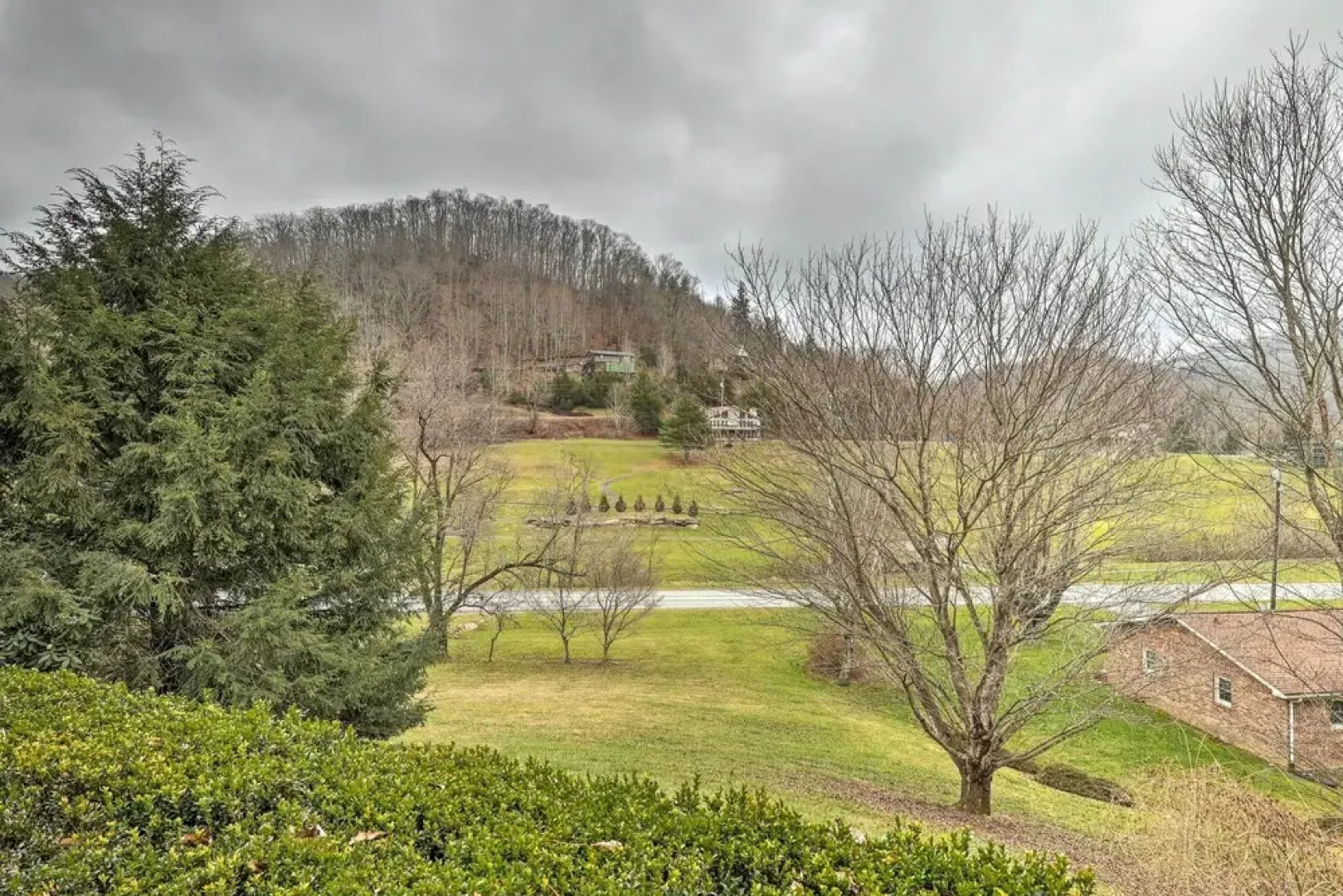 Hot Tub & Fire Pit at Luxe Blue Ridge Bungalow