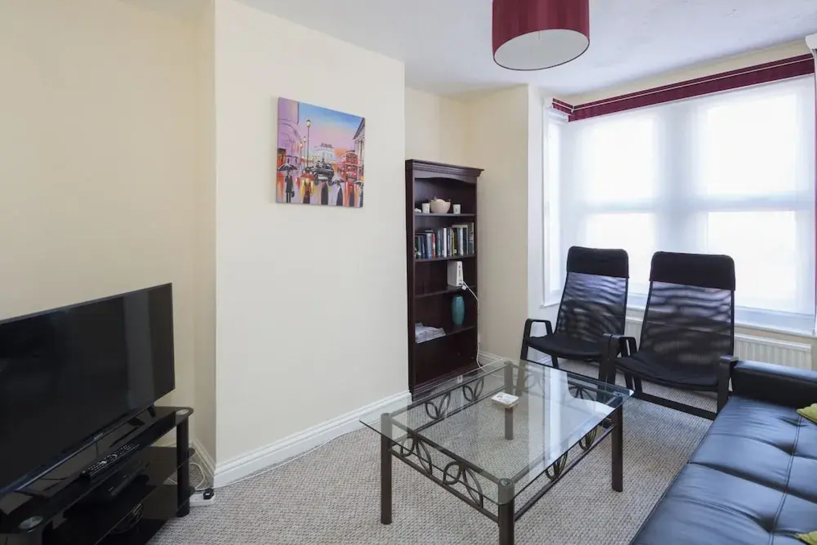 Stylish Modern with FREE Parking by Kasar Stays