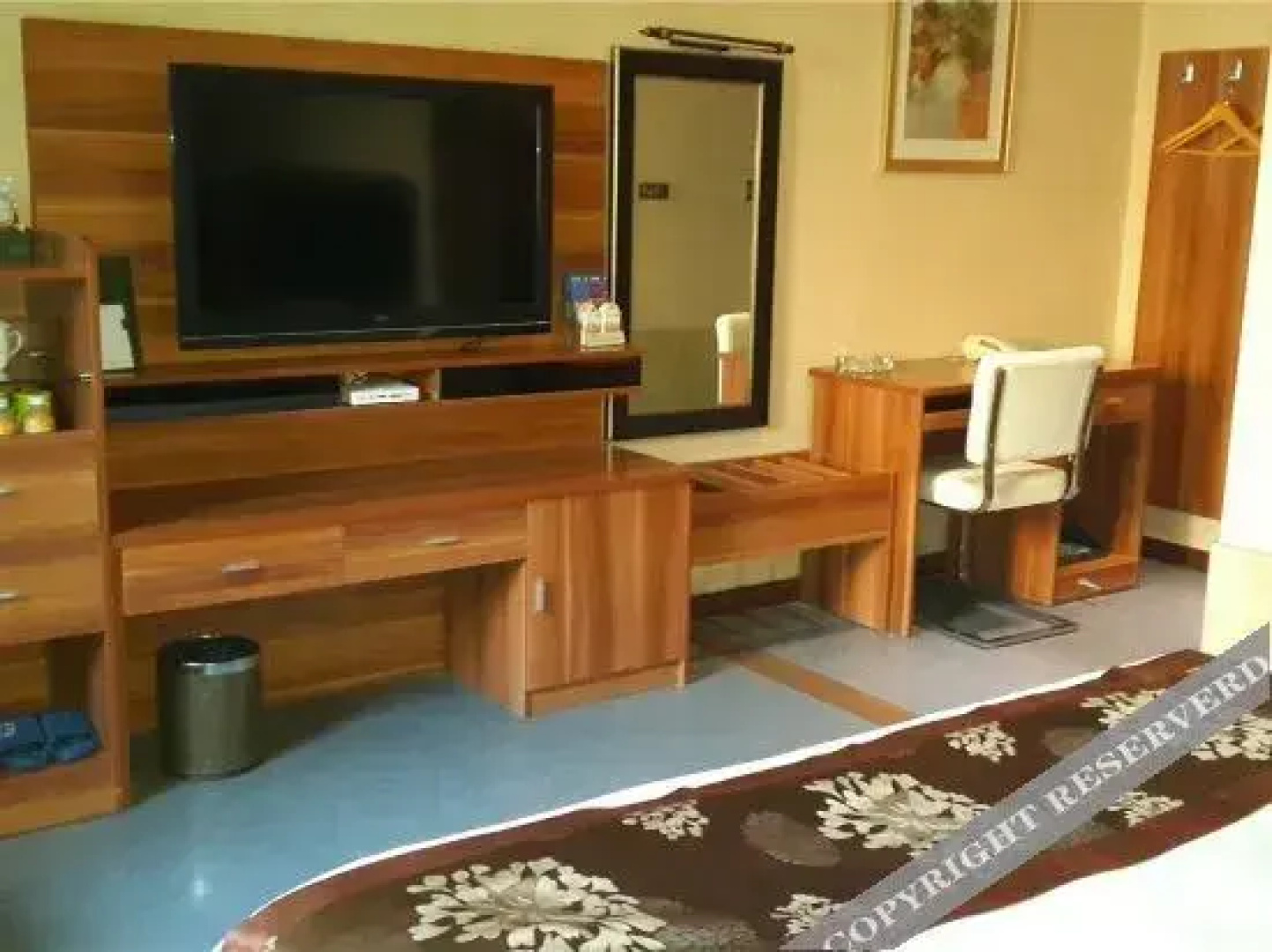 V8 Holiday Hotel