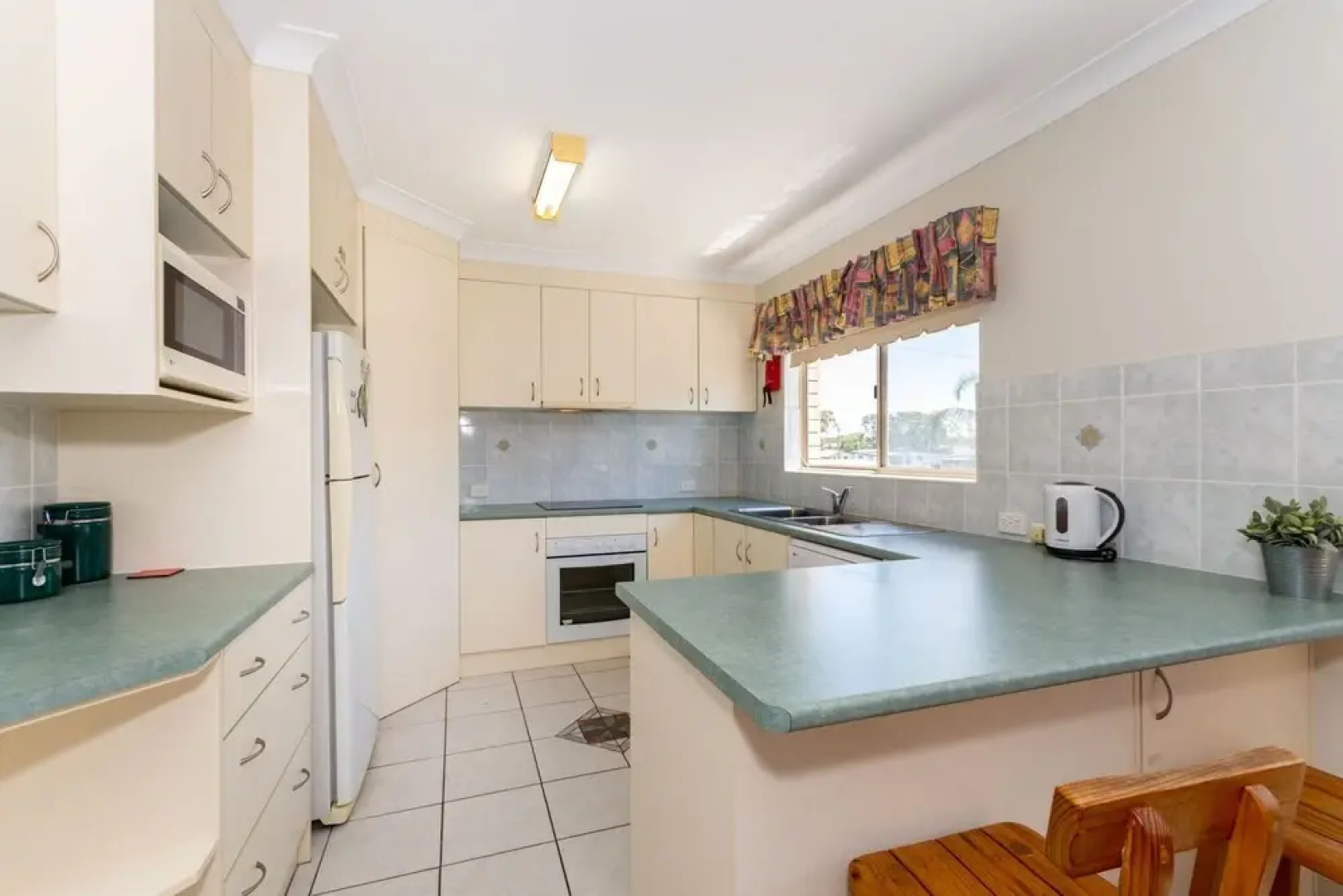 Freshly revovated Dog Friendly House walking distance to Waterfront!