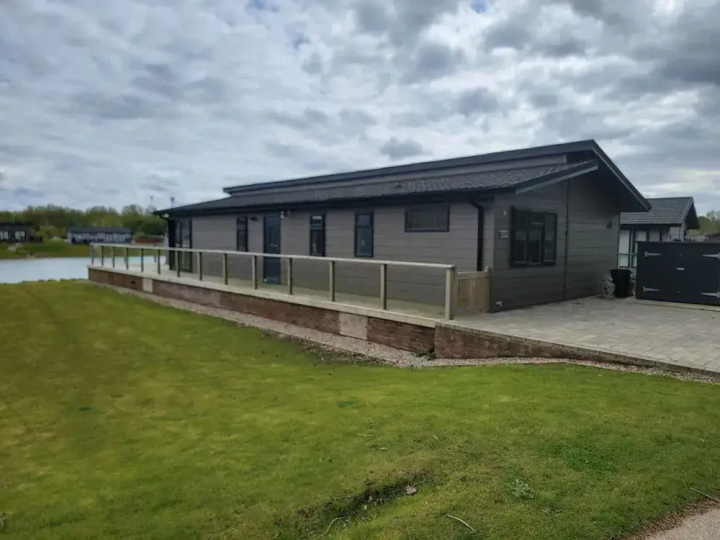 Luxury 2-bed Lodge in Routh, Sleeps 4 With Hot Tub