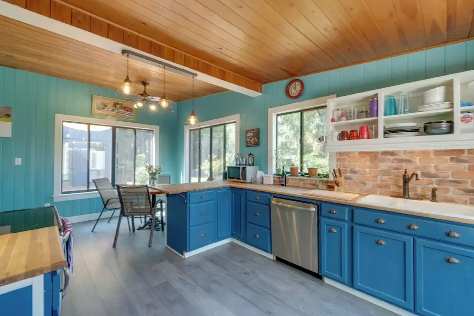 2 Mi to Riverwalk: Palmetto Gem w/ Fire Pit & BBQ