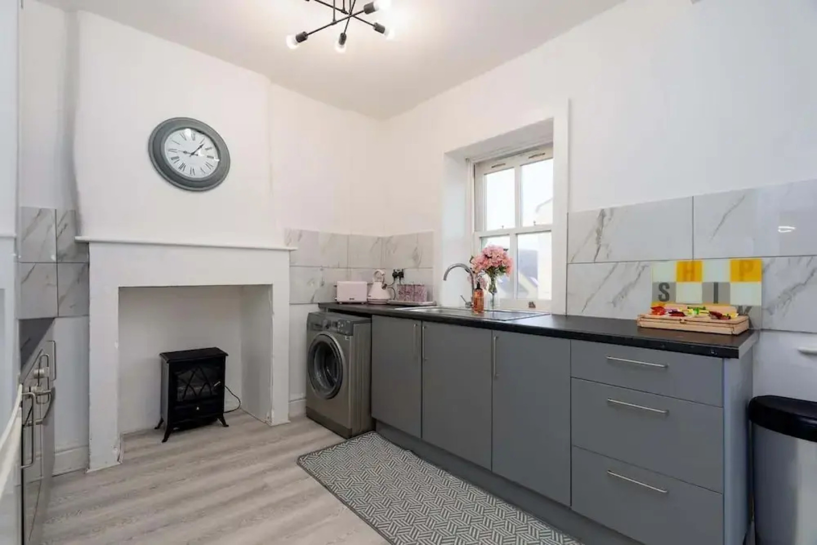 Cosy Cottage - Sleeps 6, Parking & Pet Friendly!