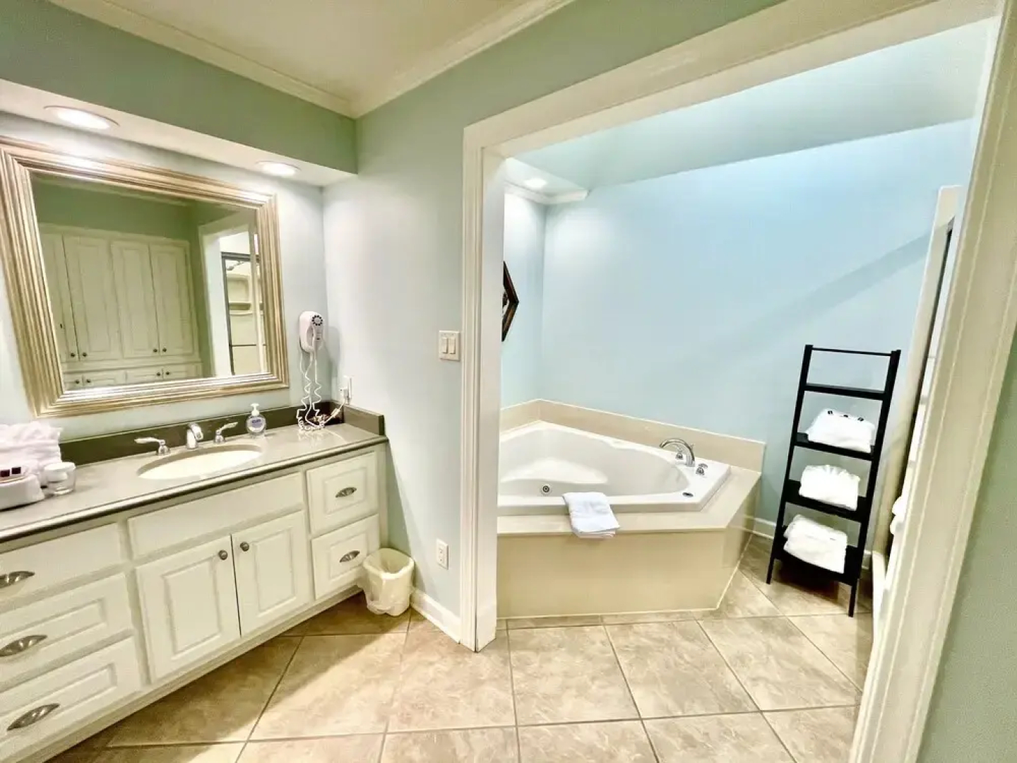 80BPD, Four bedroom, two 1/2 bath log-sided condo with lake view , garage by RedAwning