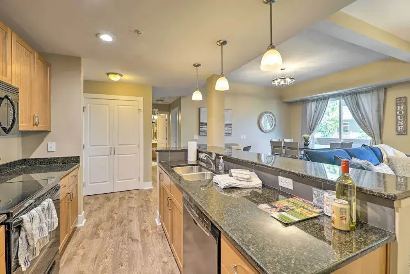 Grand Haven Condo - Walk to Nearby Hot Spots!