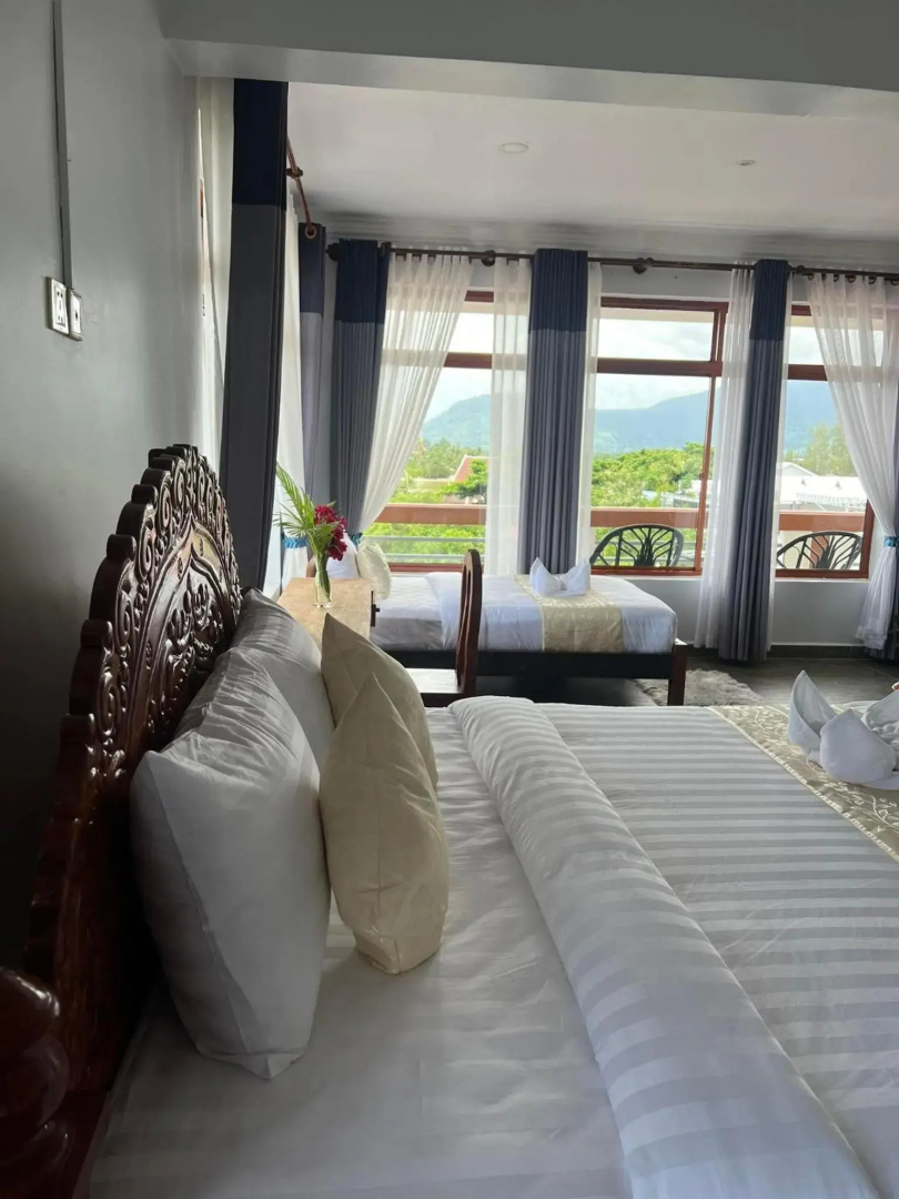 Two Moons Hotel - Hostel