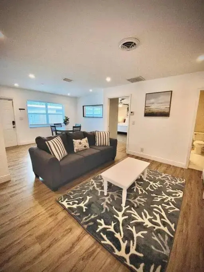 Secret Serenity! Roomy! Pool! 5 min from Beach!