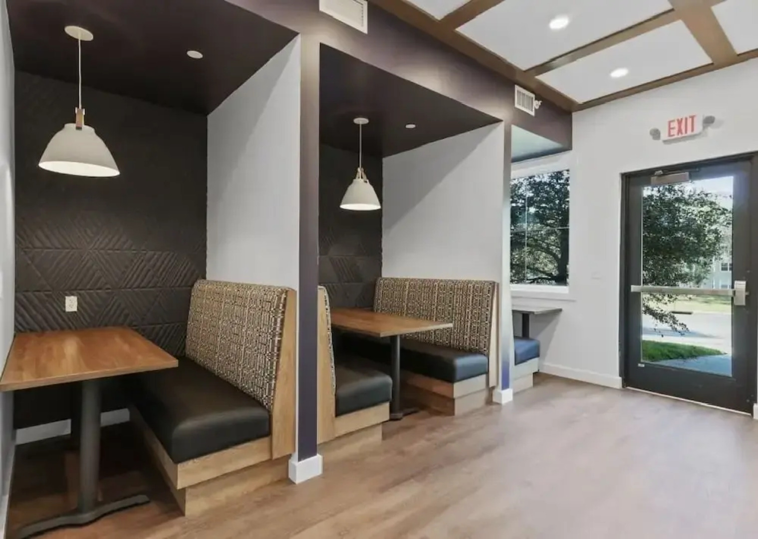 Glamorous 2B2BA with patio views and gym