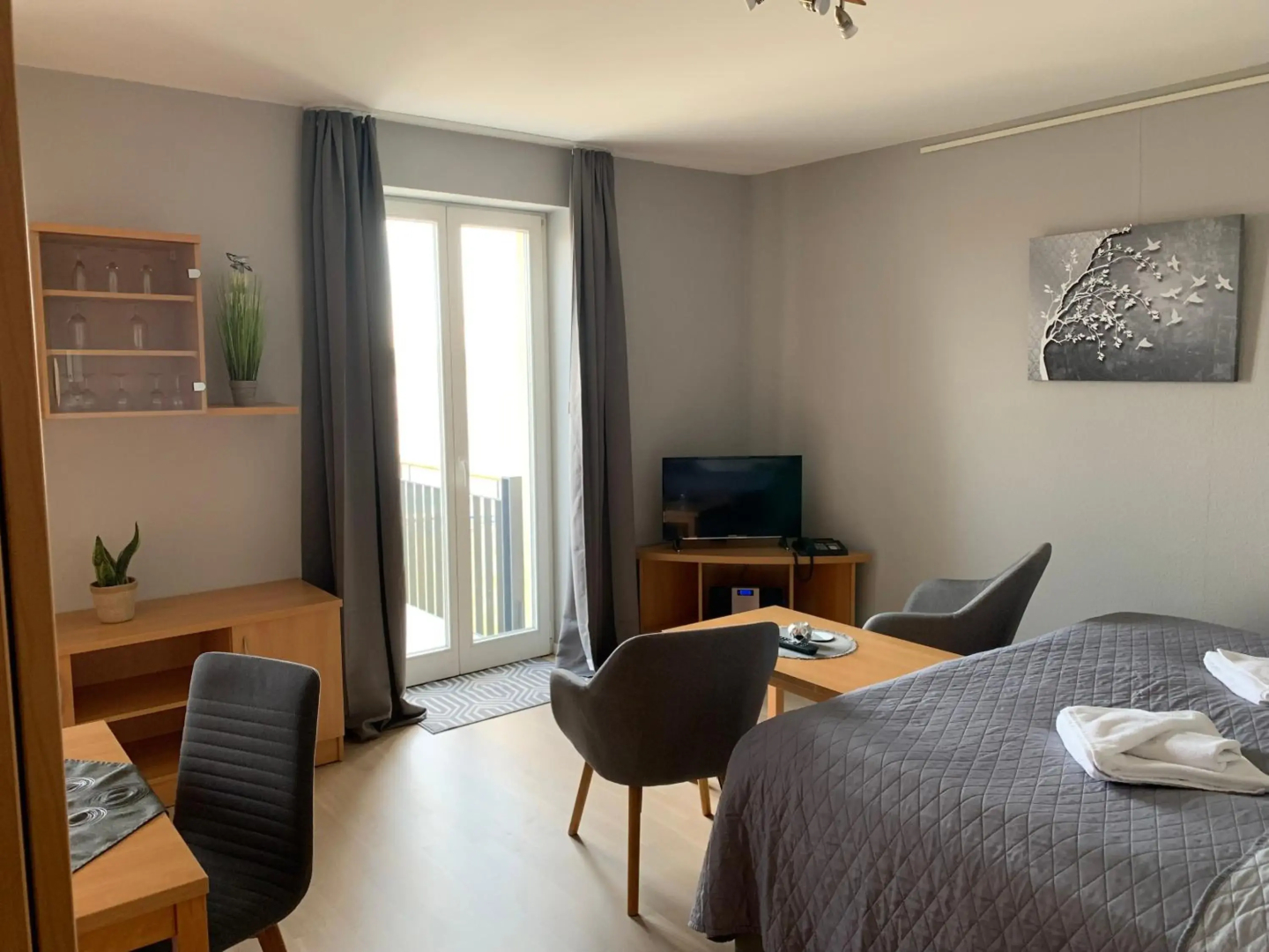 Einraumapartment mit Seeblickbalkon