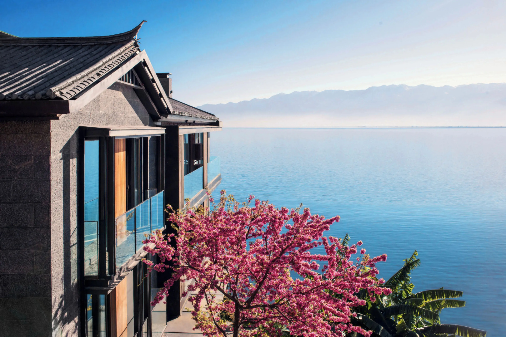 Yakamoz Resort by Er-Hai