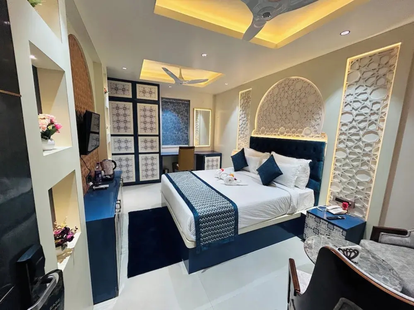 Hotel Meena Aurum Inn