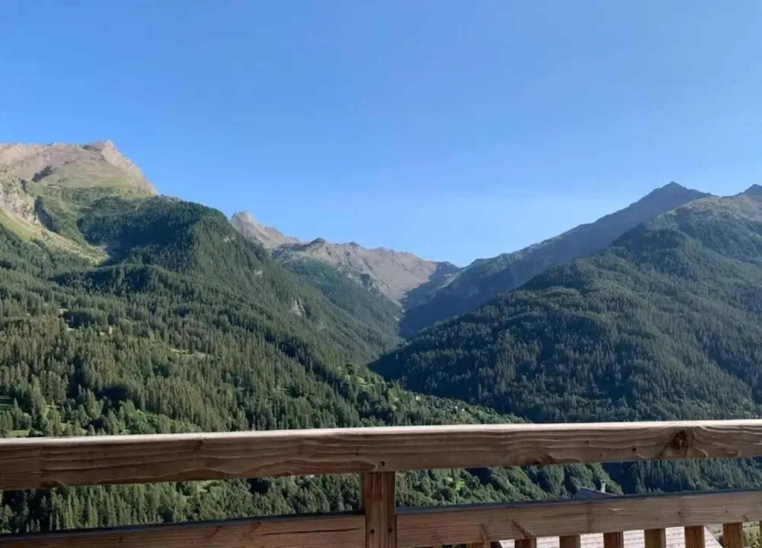 Alpine Apartment With Balcony