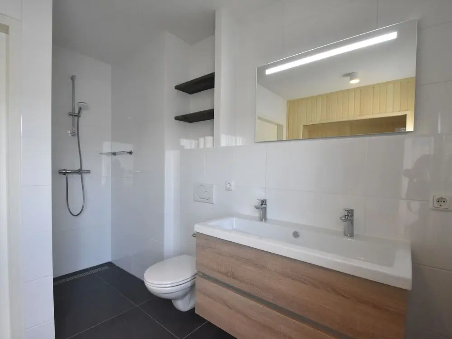 Modern Villa with Large Garden by the Water with Hot Tub & Infrared Sauna