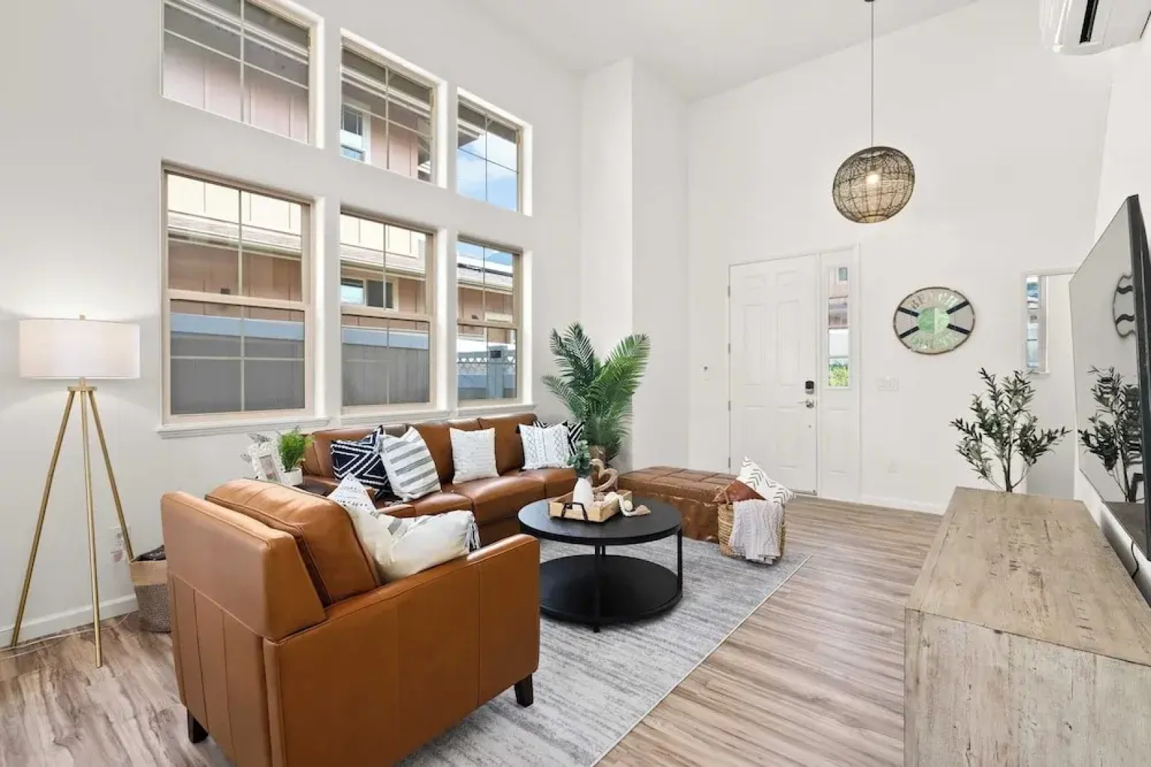Sleeps 16, 2 Homes Ocean Views, Shared Pool + Gym, Near the Beach Avantstay