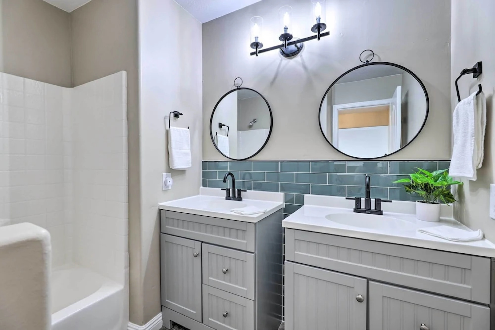 Beautiful Lakefront Peoria Home w/ Community Pool