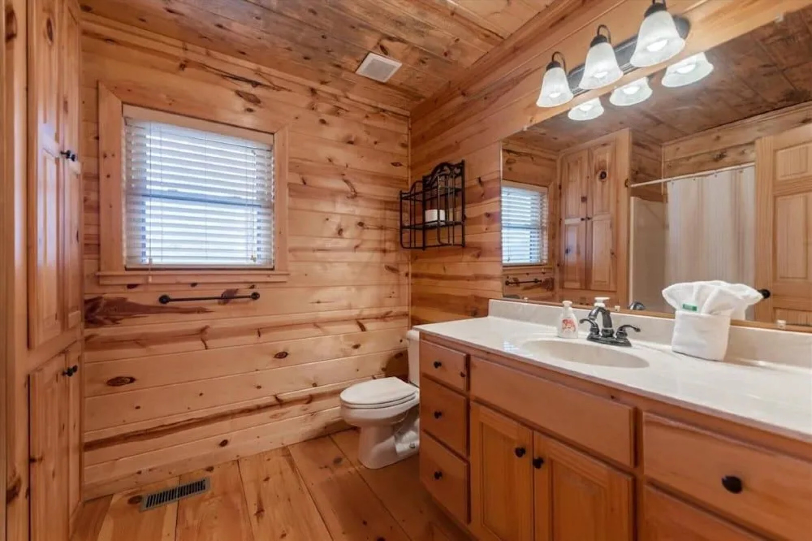 Goose Island Getaway - Secluded Cabin Mountain View Fireplace Hot Tub