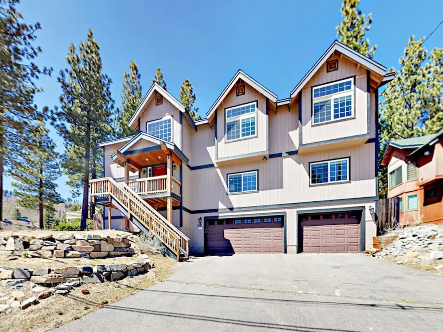 913 Lake Tahoe Blvd Home 4 Bedrooms 3.5 Bathrooms Home