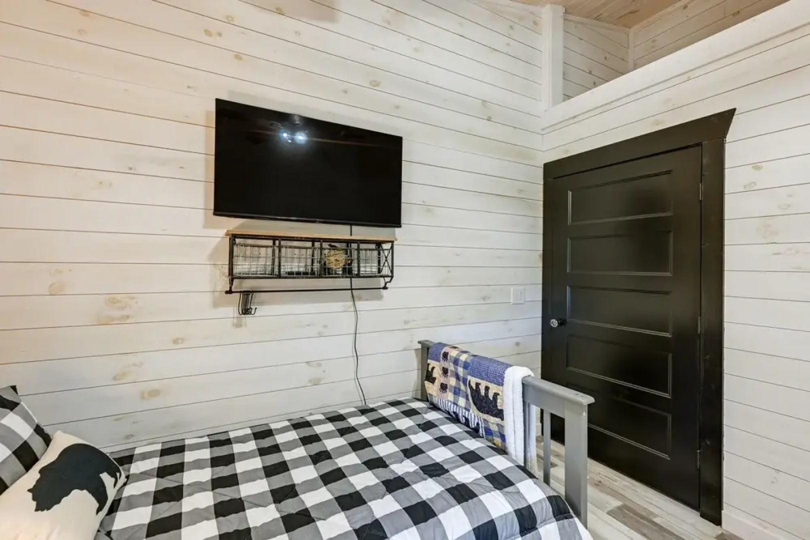 Cullowhee Cabin w/ Hot Tub, 3 Mi to Lake Glenville