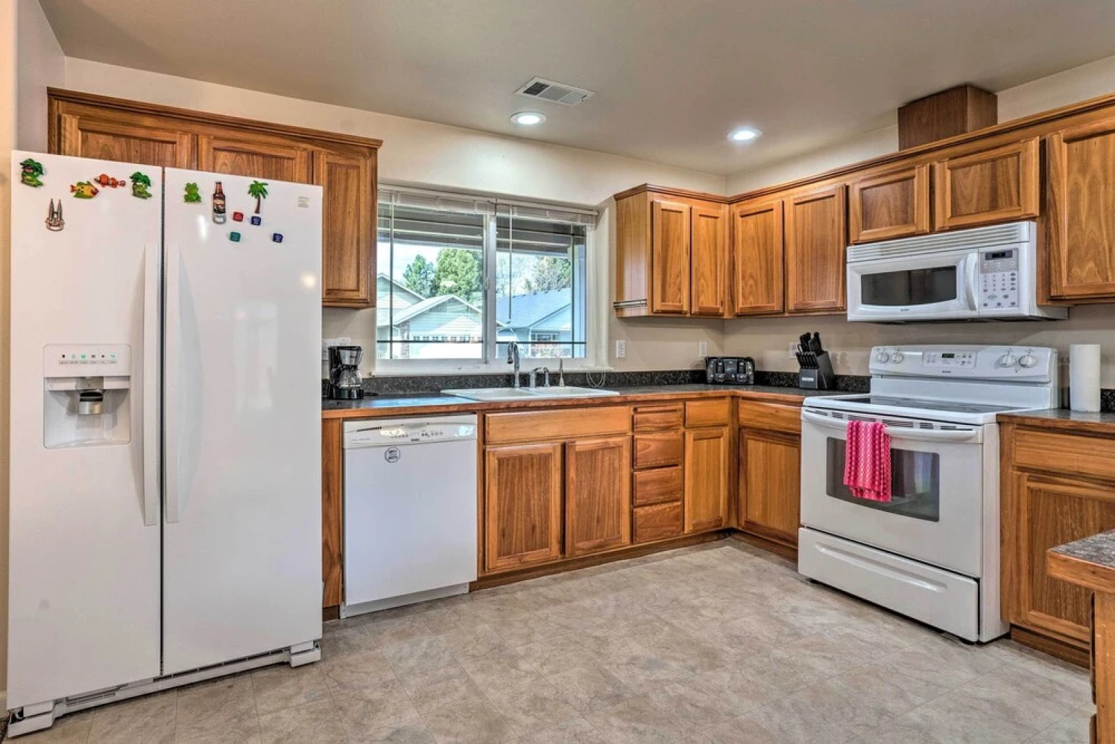 Grants Pass Home: 1 Mi to Downtown & Rogue River!