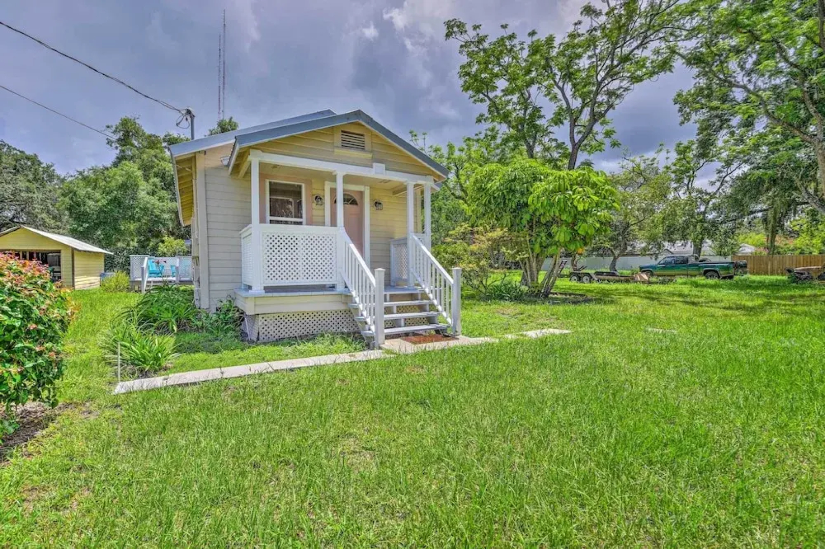 16 Mi to Disney: Cottage w/ Deck in Winter Garden