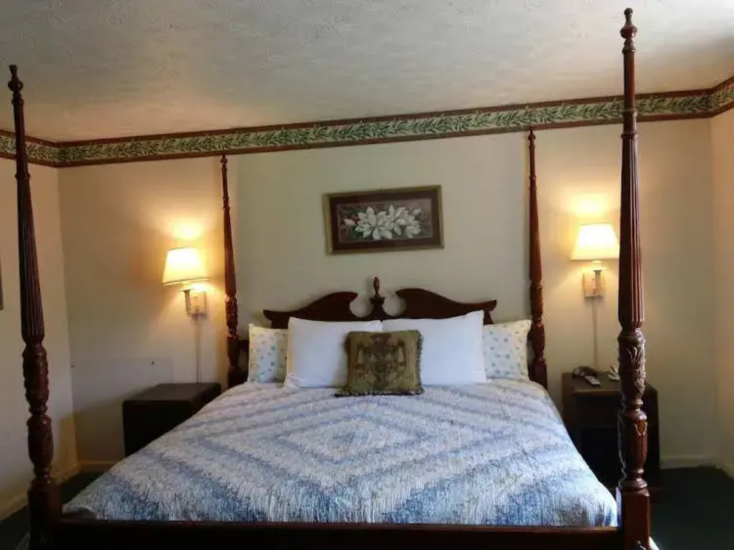 White Columns Motel