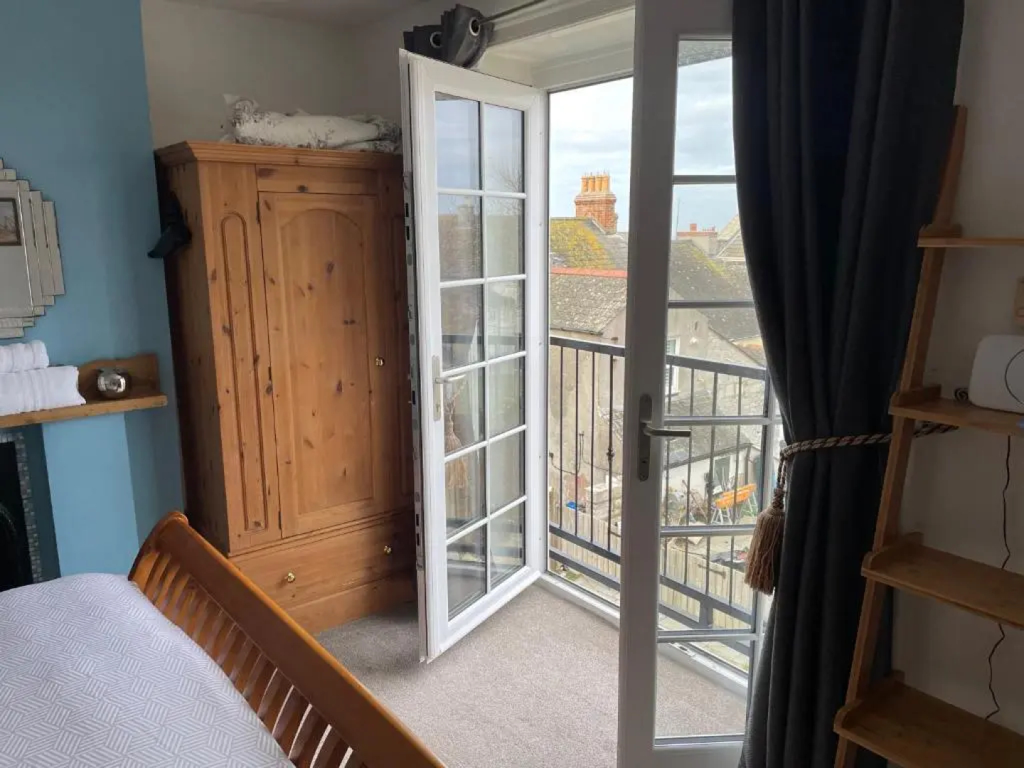 Seaviews oodles of charm sleeps 5 with guest beds