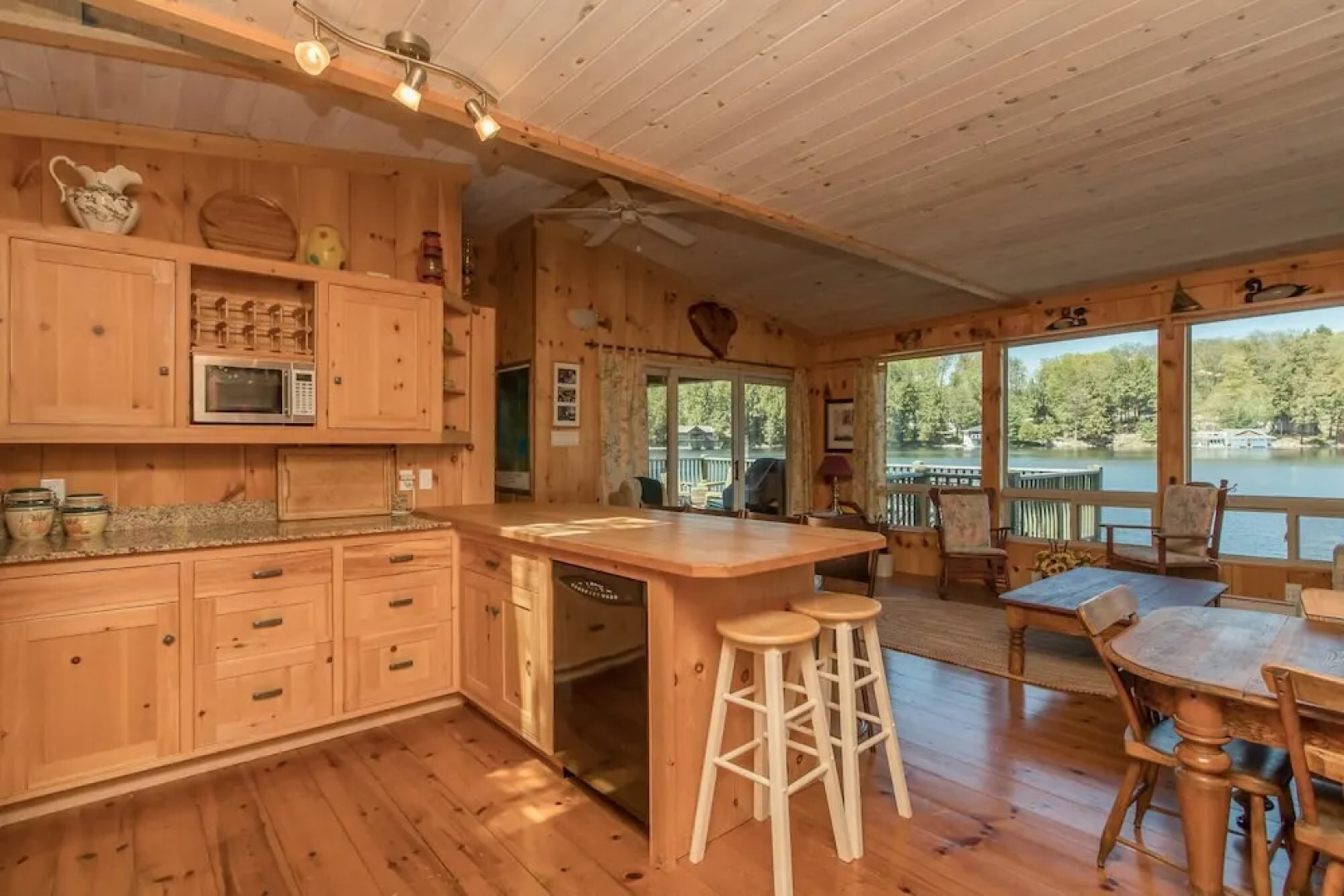 Sunset Dreams A Lovely 4 bed 3 bath family cottage on Lake Rosseau