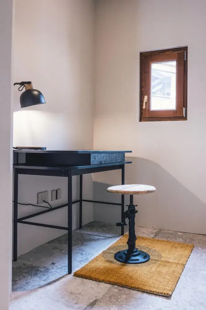 Elide B Tastefully Furnished Apartment Lakefront