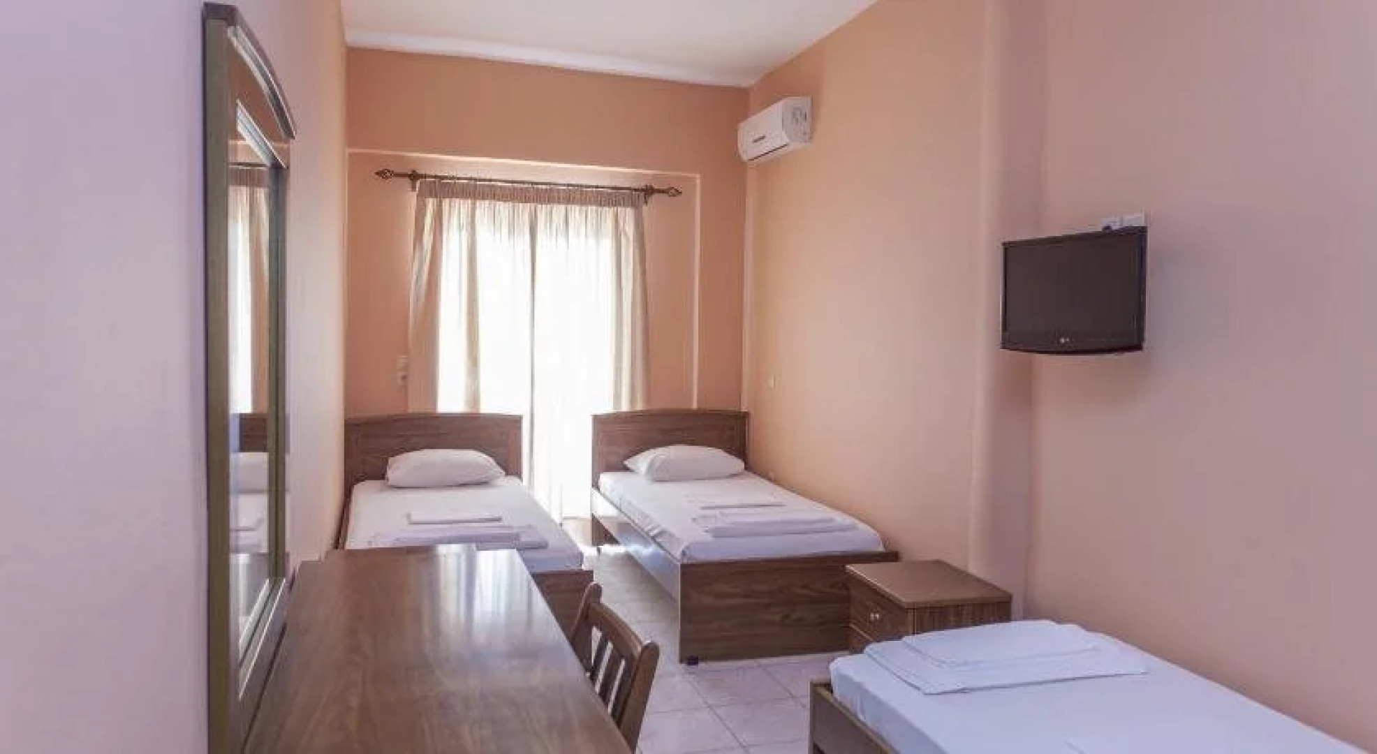 Konstantinos Hotel & Apartments