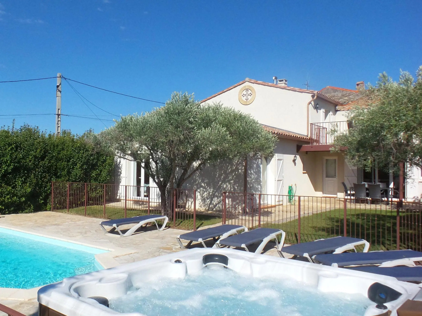 Villa with air-con, heated pool, jacuzzi, fenced garden and kids play equipment
