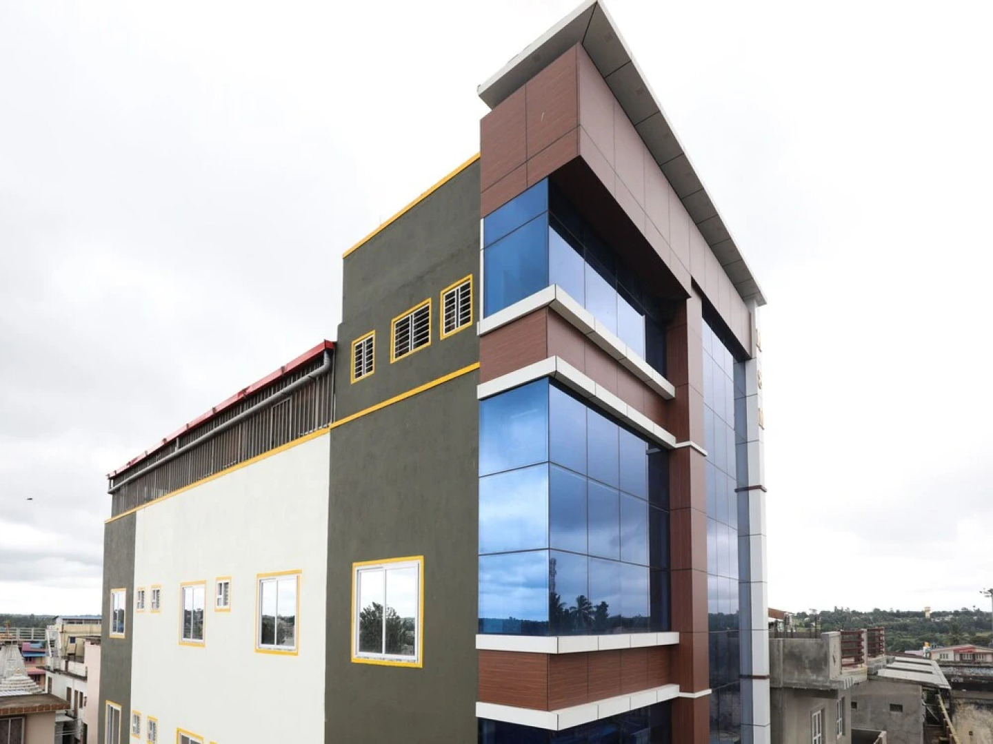 OYO 16537 Guru Comforts