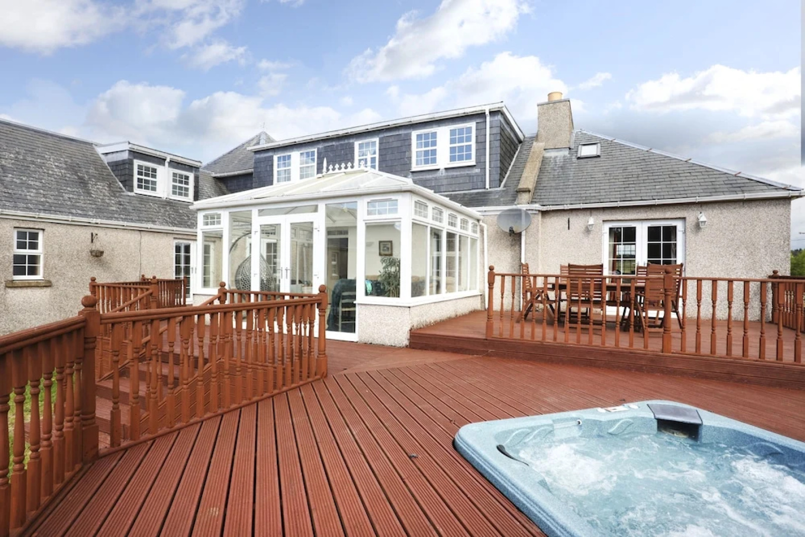 JOIVY Greenknowes Farmhouse Retreat 7 Bed With Hot Tub And Bar