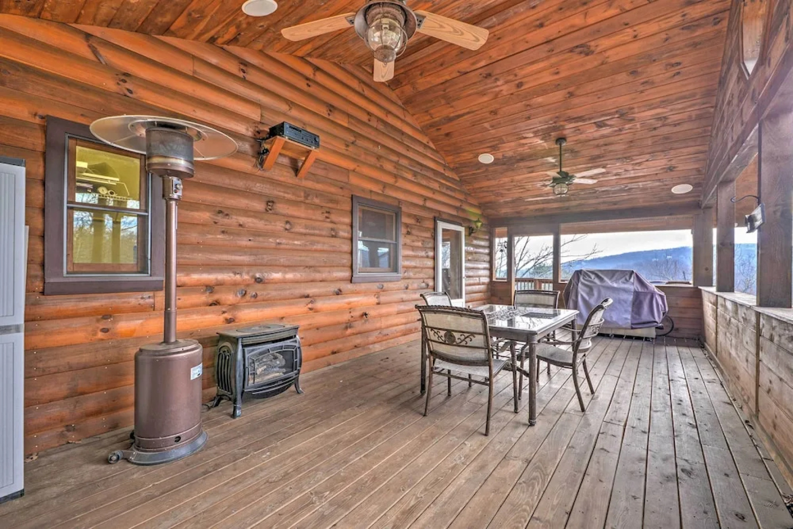 'the Cozy Bear Cabin: Upscale Deck & Mtn Views!