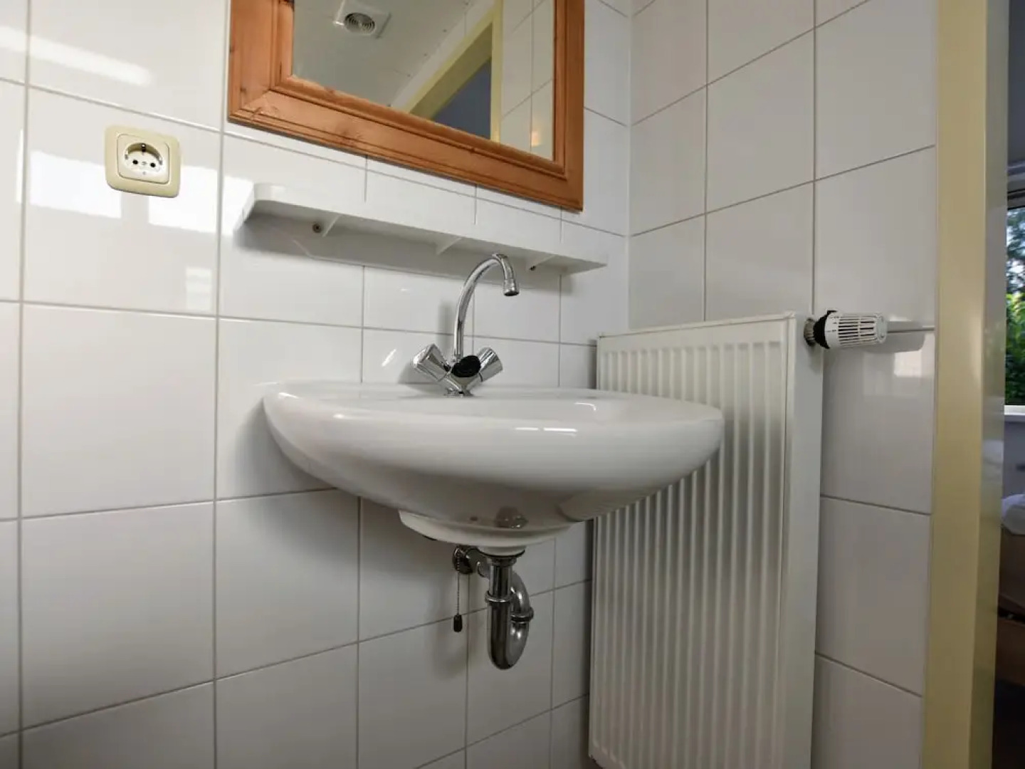 Modern Holiday Home With a Luxury Walk-in Shower and Enclosed Private Garden in Putten