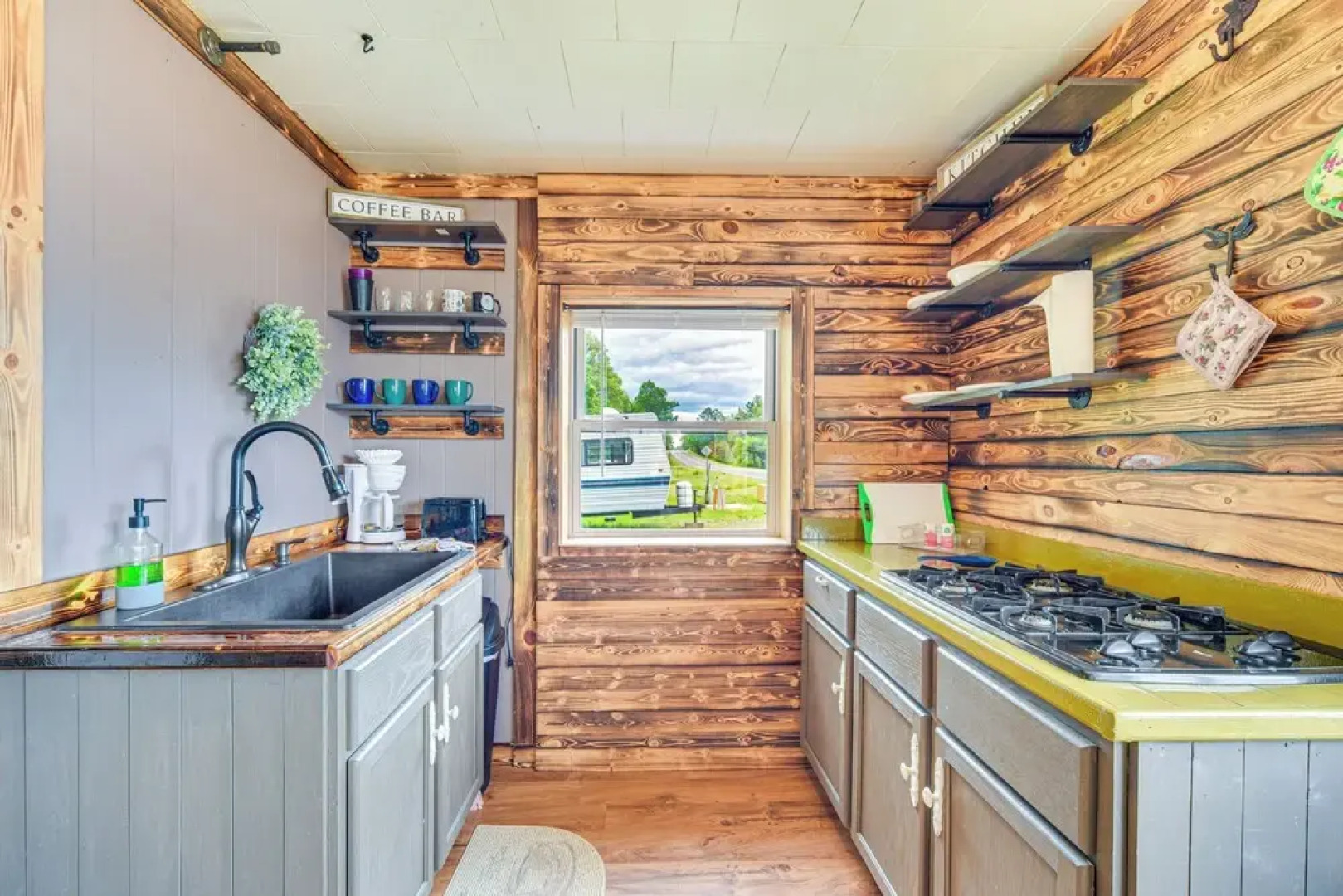 Wisconsin Lakeside Cottage w/ Deck, Views