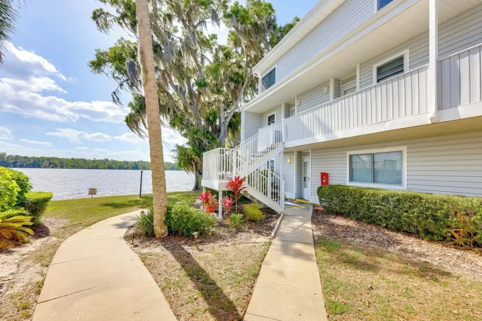 Private Balcony w/ Water Views: Welaka Condo!