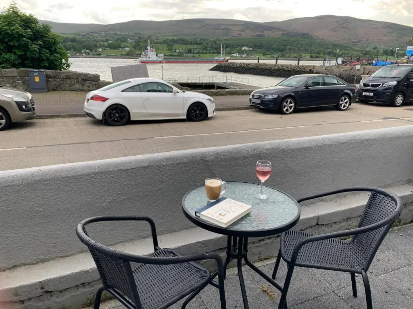 Luxurious Fully-equipped Seafront Apartment