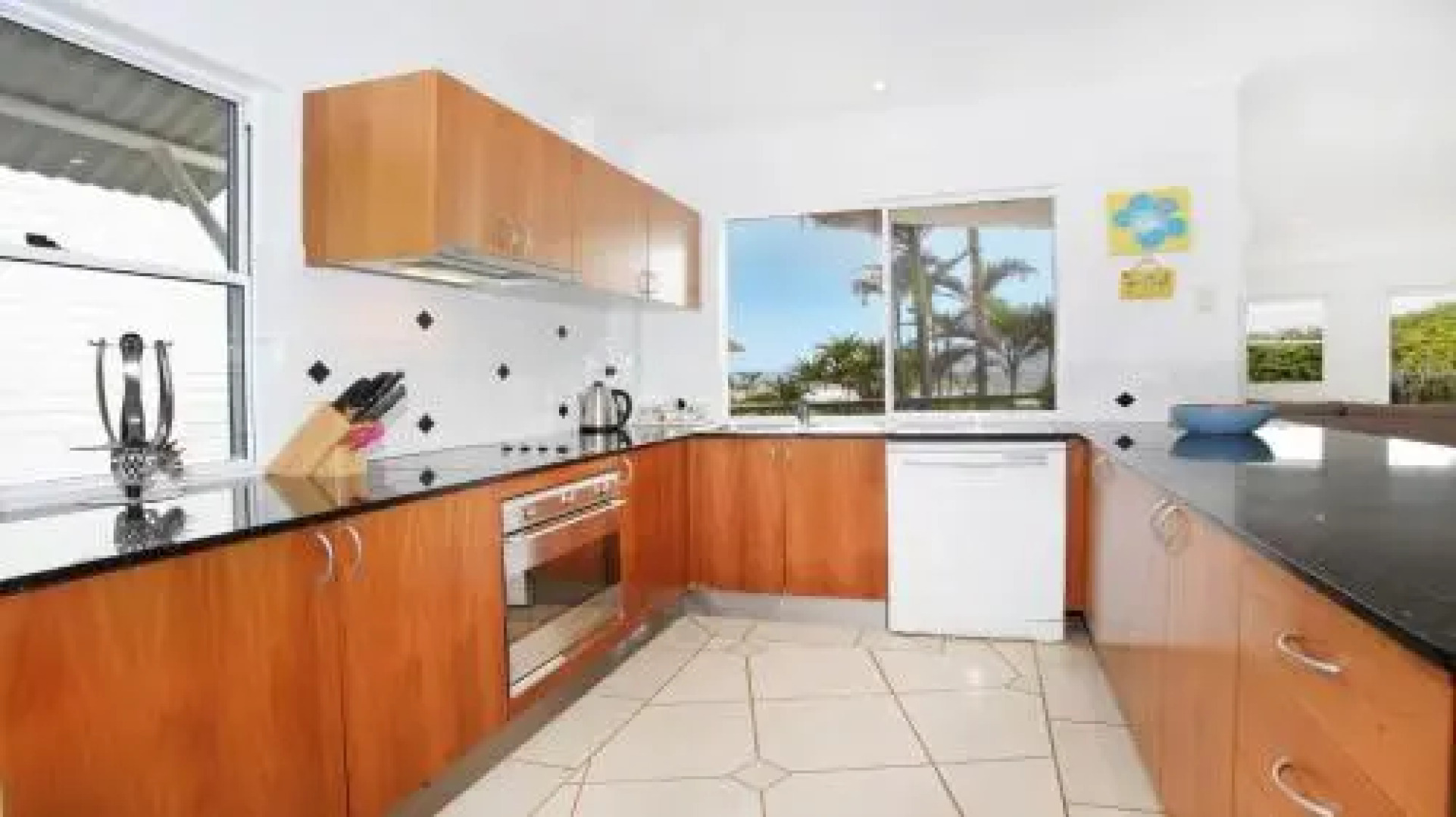 Unit 2, Beach Gallery, 9 Andrew Street Point Arkwright, 500 Bond, Linen Supplied