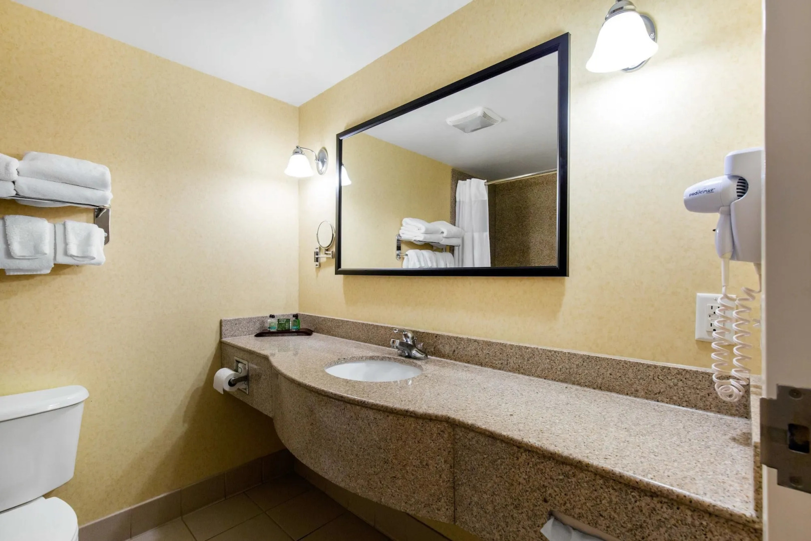 Gateway Hotel & Suites, an Ascend Collection Hotel