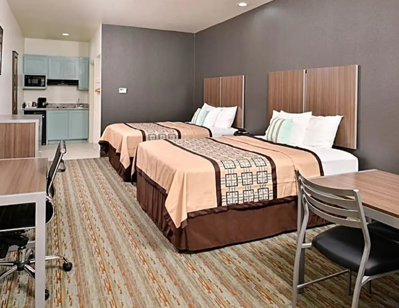 Scottish Inn & Suites