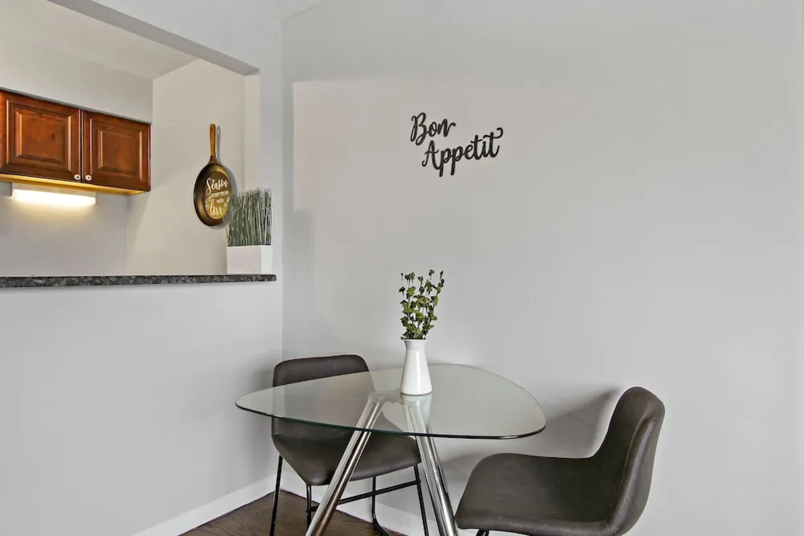 Posh 1BR Apartment in Arlington Heights