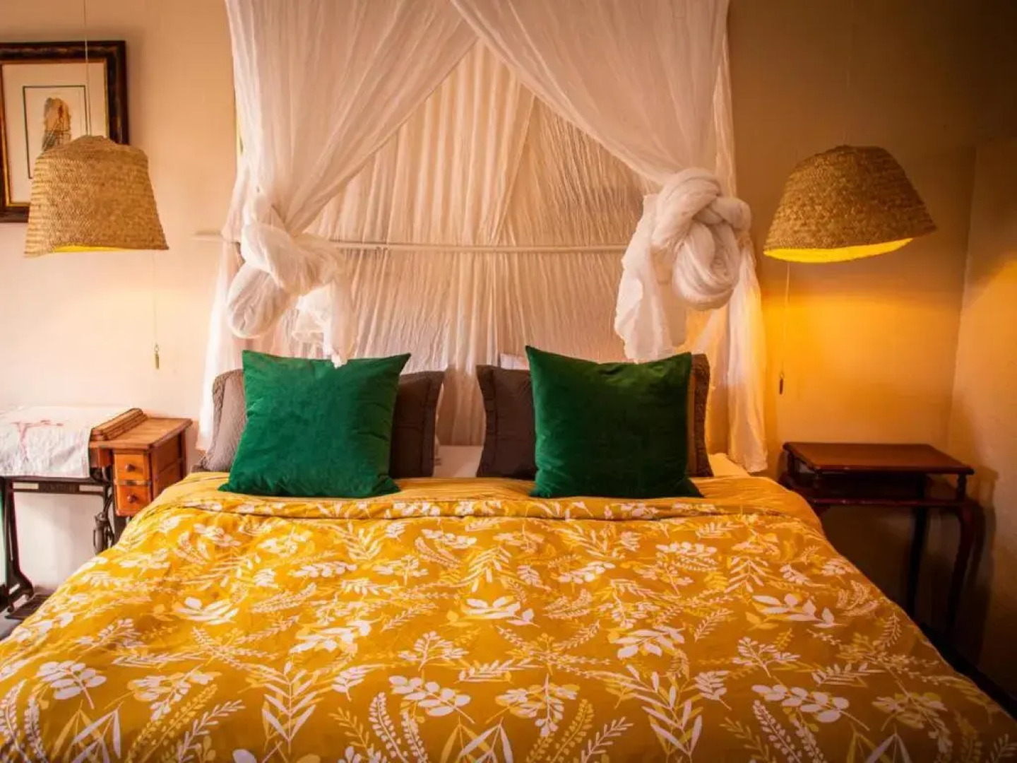 Ebonymoon Guest House and Studio